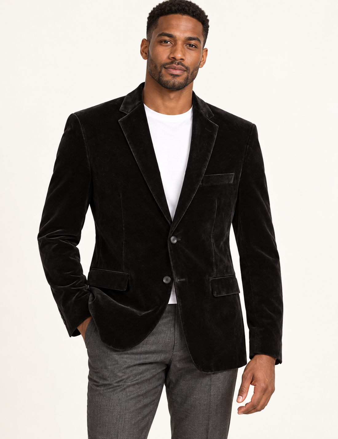 Vinci B-27 black regular fit solid velvet blazer on model